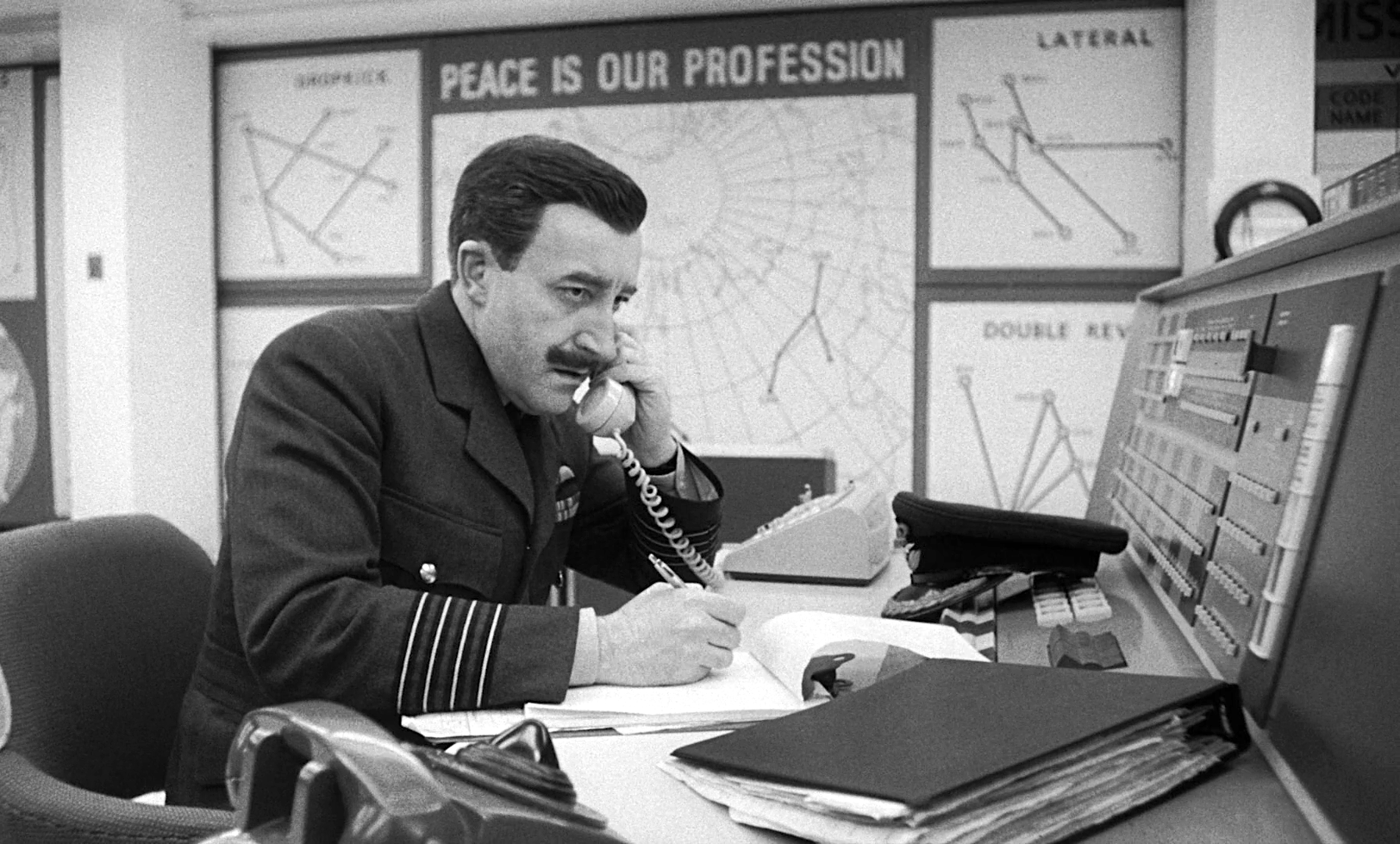 dr_strangelove_group_capt_lionel_mandrake_00.png